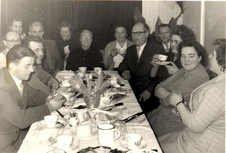 Familiefeestje oma 80j 1964 4.jpg